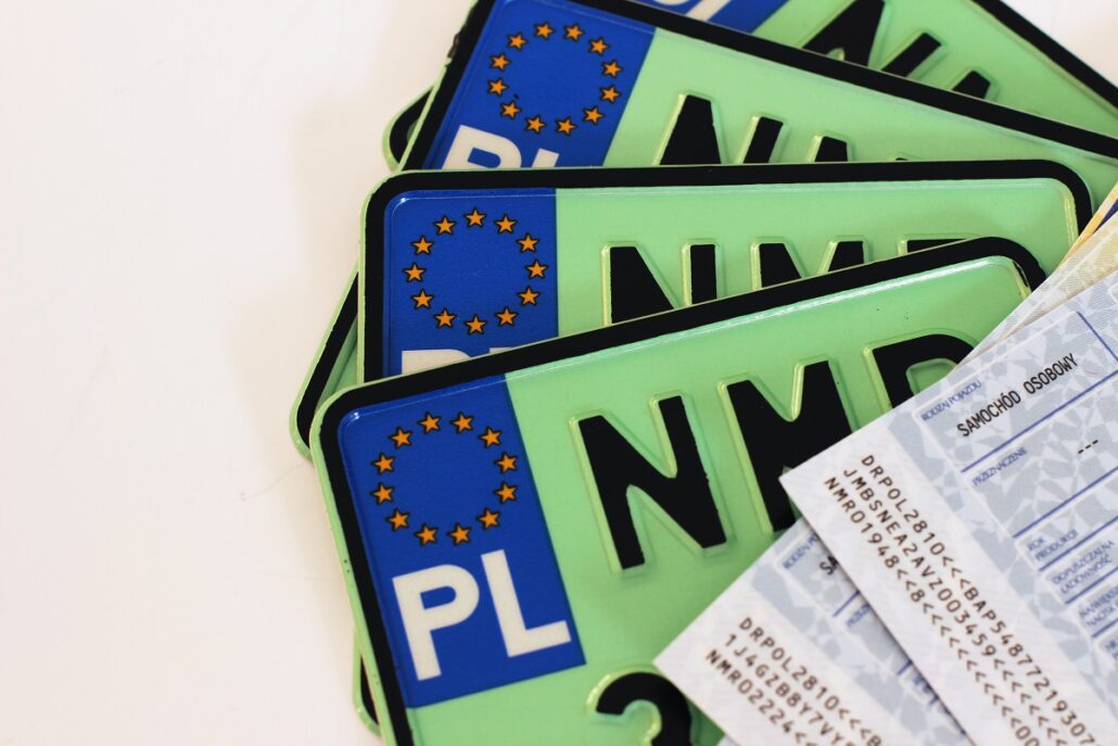 Pojazdy hybrydowe i elektryczne – jakie ulgi i zwolnienia w podatkach oraz rejestracji