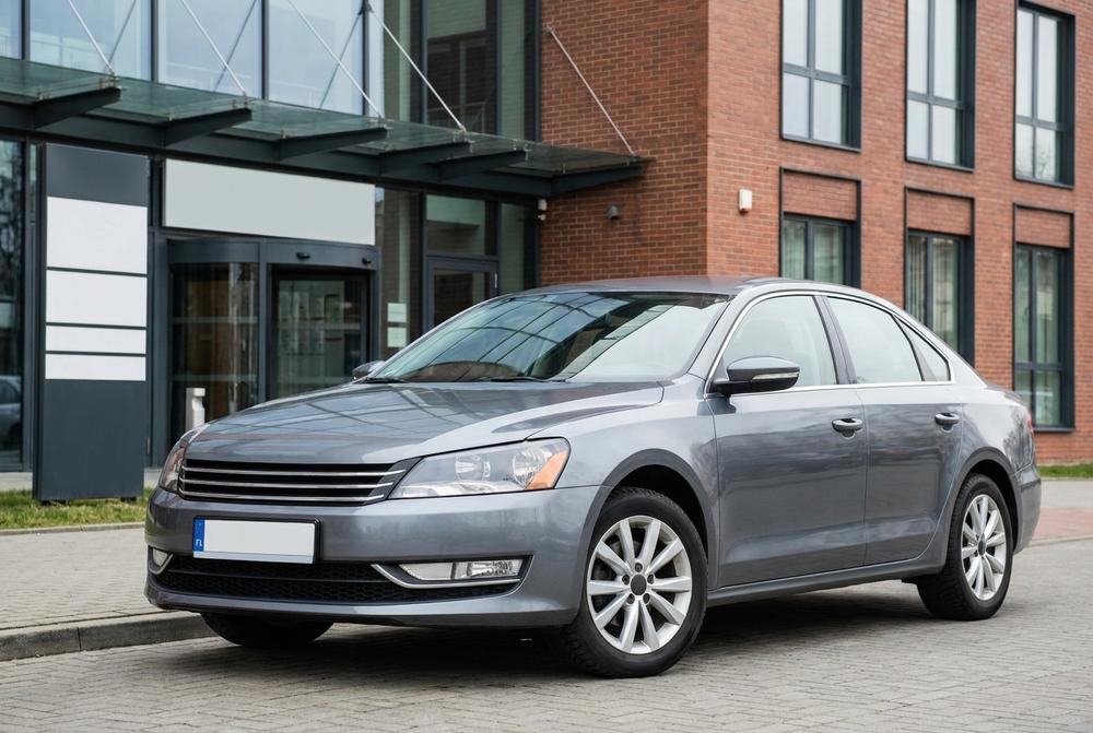 Dokumenty do rejestracji samochodu z zagranicy na biurku w urzędzie komunikacji